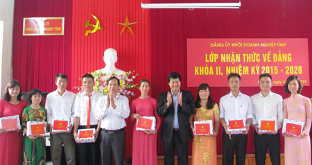 Lãnh đạo Đảng ủy Khối khen thưởng các học viên có thành tích xuất sắc trong khóa học

